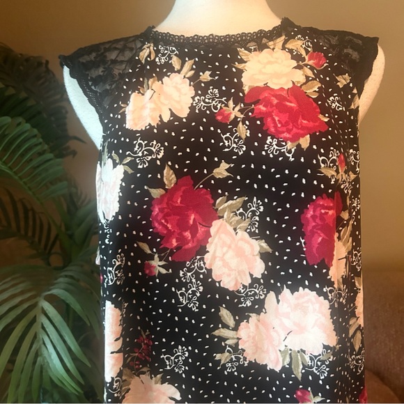 Torrid black floral sleeveless lace stretch top - Picture 2 of 9
